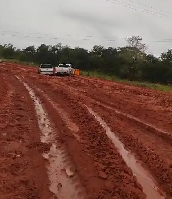 Estrada 21 é tomada pela lama após chuva em Anastácio