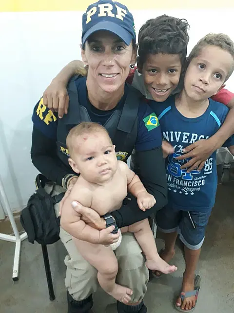 Crianças usando cadeirinha saem ilesas após acidente grave em MS