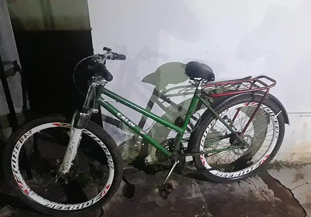 Jovem é preso após ser flagrado com rodas de bike furtada da casa de mulher em Jardim