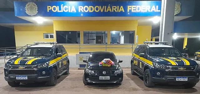 Dupla é presa em flagrante com 20kg de pasta base em tanque de combustível