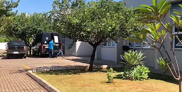 Pastor que agrediu e prendeu esposa em casa teria surtado porque ela fez cirurgias plásticas