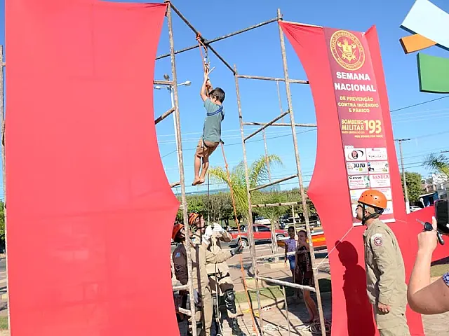 Crianças se divertem com evento especial realizado pelo Corpo de Bombeiros