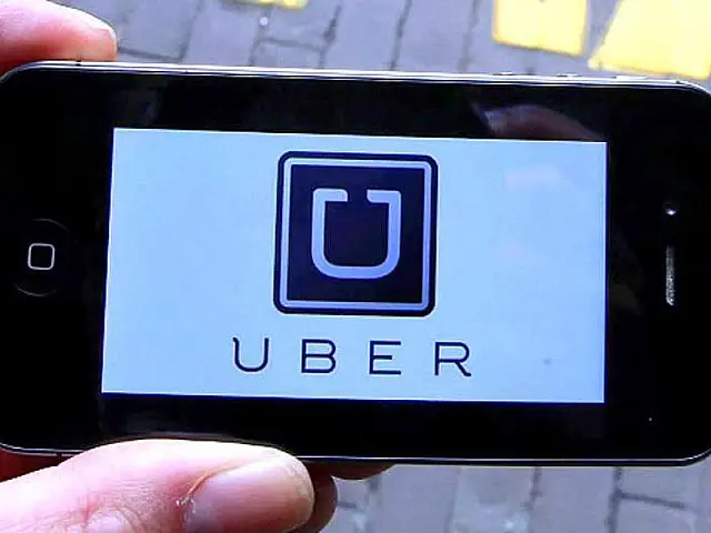 Uber rebate taxistas e defende direito de escolha do usuário