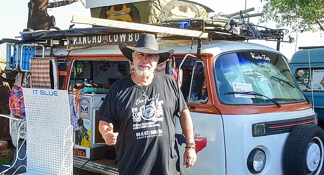 Aos 68 anos, ex-bancário troca rotina pela vida na estrada em uma Kombi