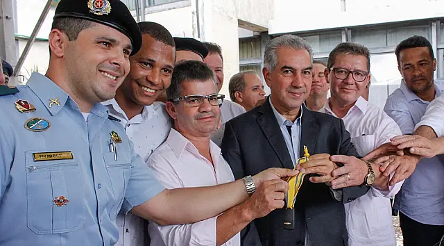 Reinaldo Azambuja entrega viaturas para PM e anuncia aquisição de outras 50