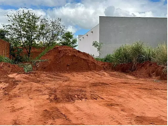 Mulher tem rosto desfigurado após ser agredida por homem em terreno baldio