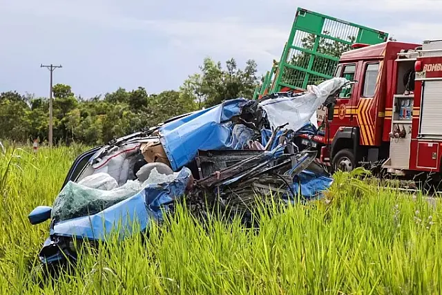Carro bate de frente com caminhão e motorista morre decapitado
