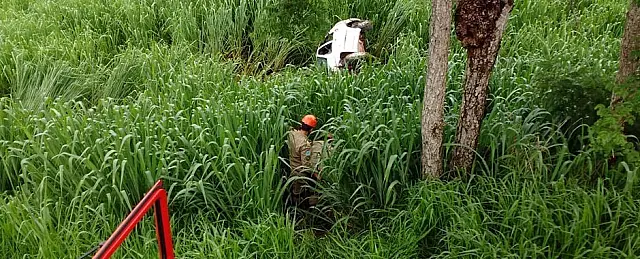 Capotamento na BR-262 deixa cinco feridos, entre eles criança de 2 anos