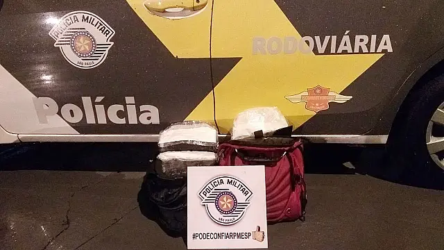Brasileiro e boliviano são presos em flagrante ao transportar quase 2 kg de cocaína em bagagens