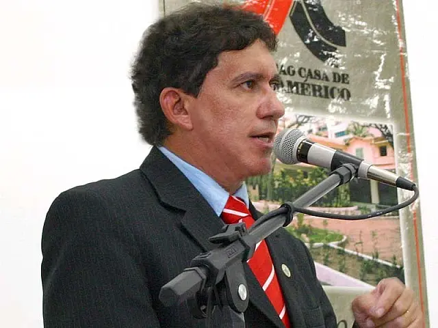 Poeta Rubenio Marcelo lança livro hoje em Anastácio