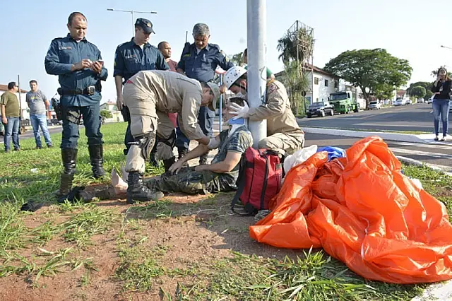 Paraquedista da Base Aérea erra pouso e cai sobre BMW em movimento