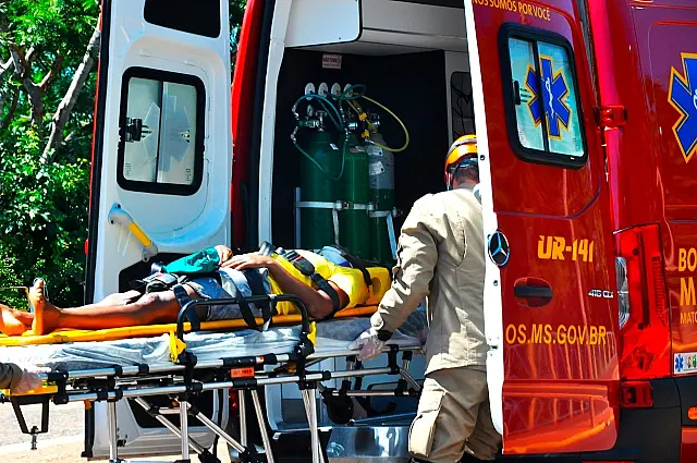 Motociclista cai de moto e é socorrido por Corpo de Bombeiros