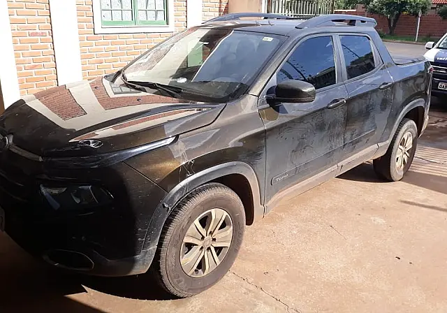 Preso motorista embriagado que bateu camionete em portão e fugiu do local
