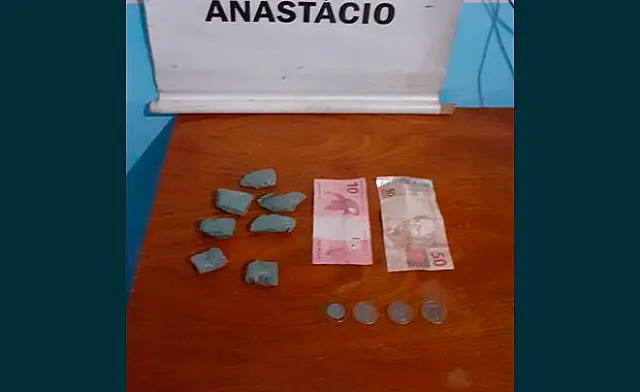 Jovem é preso por tráfico de drogas após ser encontrado com 'paradinhas'