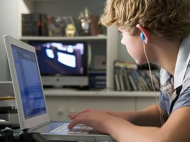 Estudo diz que uso de eletrônicos afeta o sono dos adolescentes