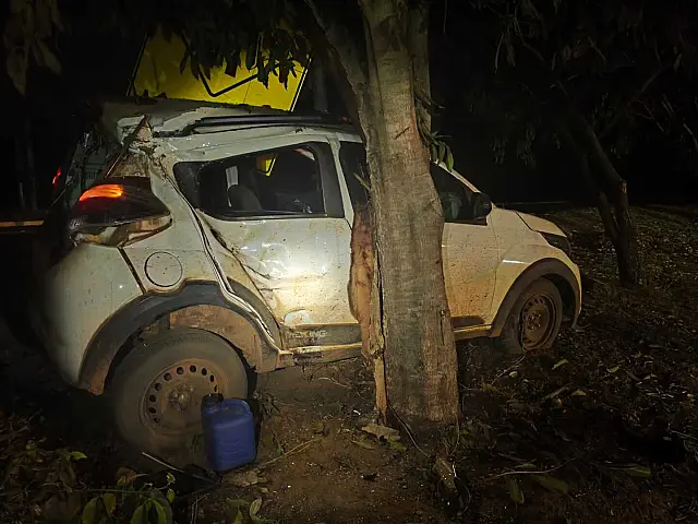 Motorista embriagado bate carro em árvore e é preso em Anastácio