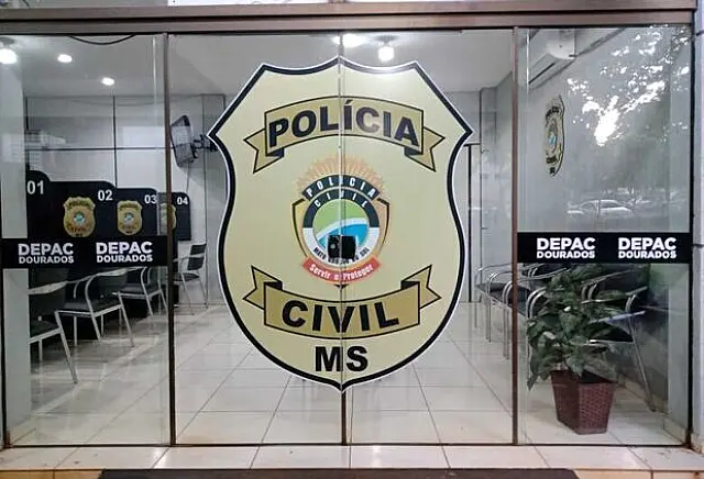 Filha bate em mãe idosa com leiteira