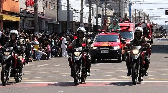 Governador participa de desfile na Capital; 29 instituições civis e militares se apresentam