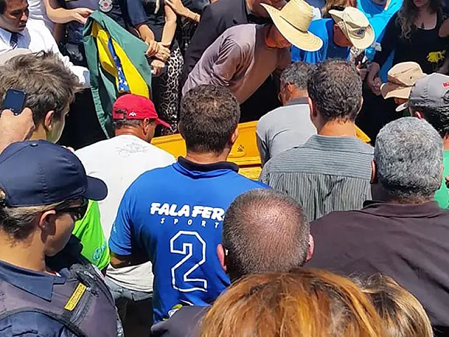 Ao som de 'Estrada da Vida', José Rico é enterrado no interior paulista