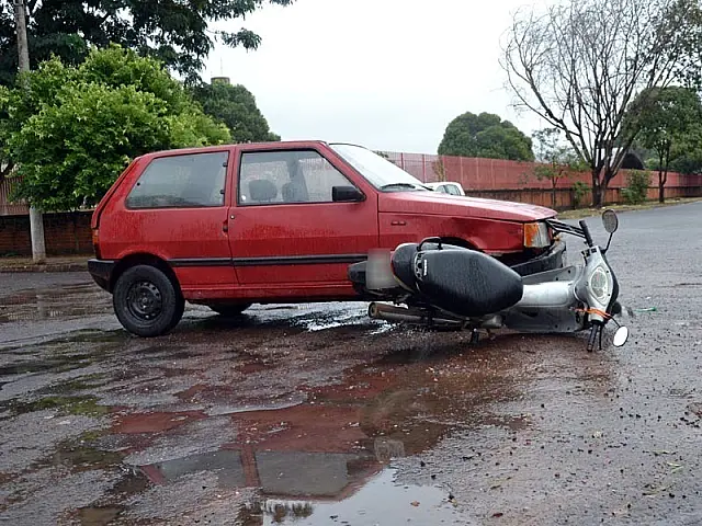 Batida entre carro e moto confirma crescente insegurança no trânsito