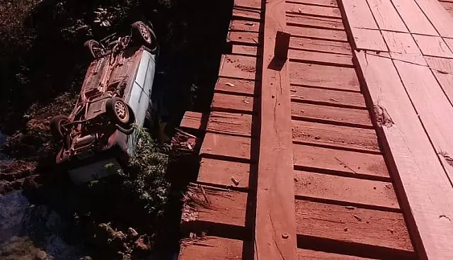 Amigos morrem após motorista dormir ao volante e carro cair de ponte