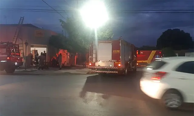 Incêndio em espeteria mobiliza bombeiros