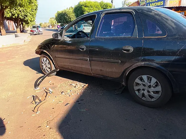 Colisão entre carro e moto deixa mulher ferida em bairro de Aquidauana