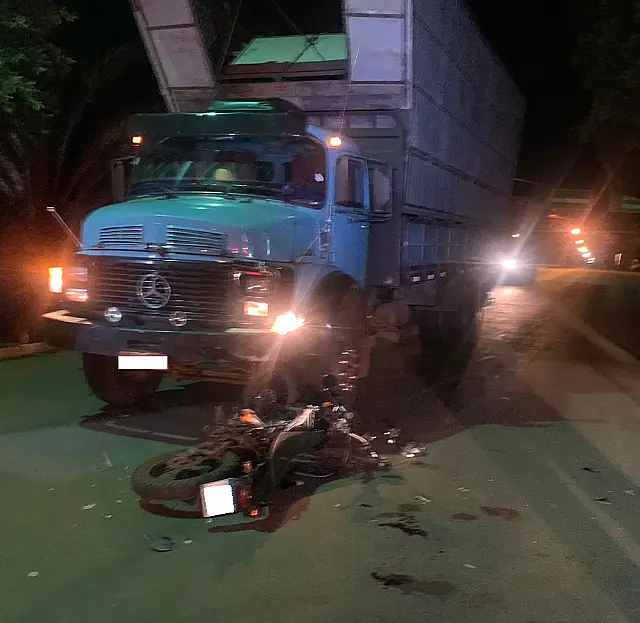 Mulher fica ferida após colisão frontal com caminhão