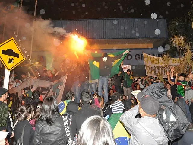Vândalos e tropa de choque entram em confronto em Campo Grande