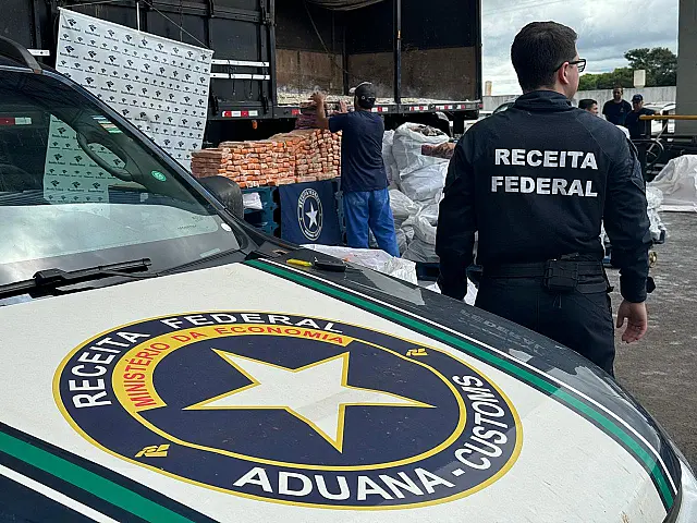 Agentes da Receita Federal apreendem 2,2 toneladas de maconha