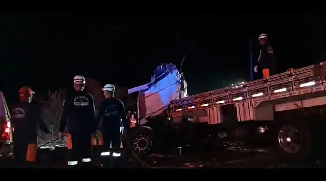 Batida entre ônibus de turismo e caminhão deixa 25 pessoas mortas