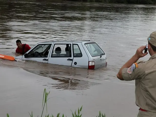 MS: motorista embriagado cai no rio Taquari