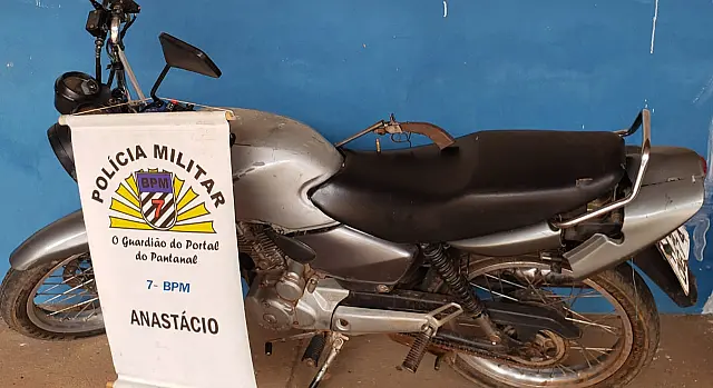 PM recupera moto roubada e apreende arma de fogo