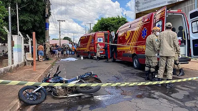 Motociclista morre após colidir contra poste