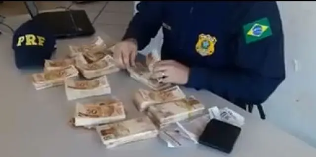 PRF apreende maconha e mais de 44 mil reais em notas falsas com homem