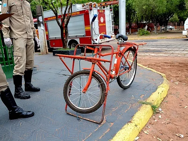 Ciclista em cargueira fica levemente ferido após colisão com camionete S-10