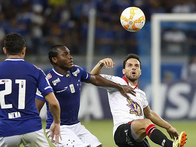 Sem inspiração, Cruzeiro não fura bloqueio do Huracán e fica no 0 a 0