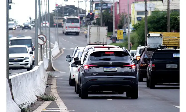 Licenciamento de veículos com placas final 1 e 2 vence 30 de abril