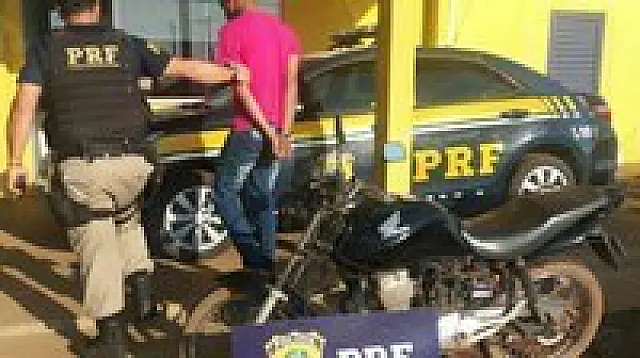 PRF prende jovem com motocicleta furtada