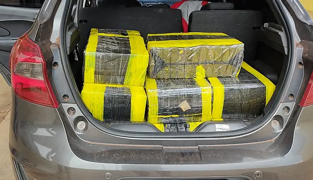 PRF apreende 384 kg de maconha em carro de passeio