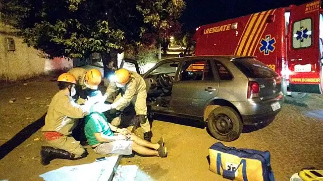 Embriagado, motorista colide Gol em árvore na Cândido Mariano