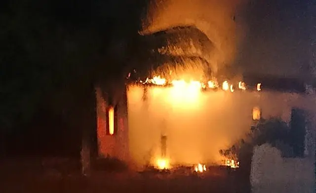 Homem não aceita o fim do relacionamento e ateia fogo na própria casa
