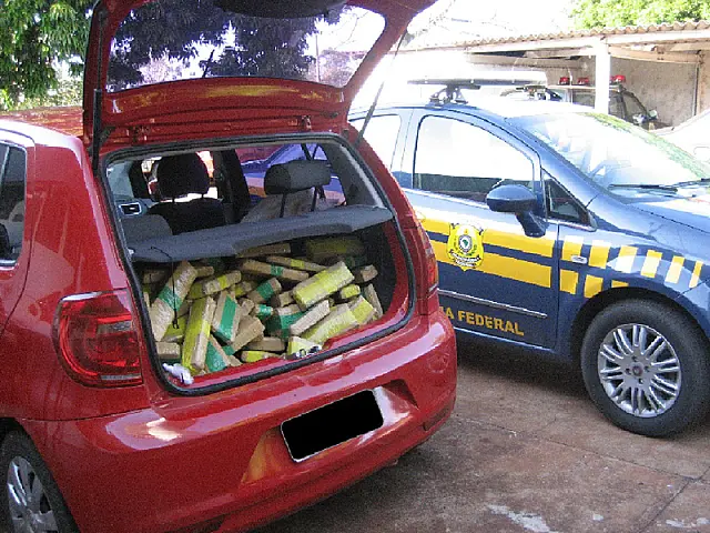 Dupla é presa levando quase 200 quilos de maconha em veículo roubado