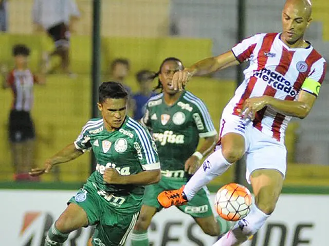 Palmeiras fica na frente duas vezes, dá bobeira e estreia com empate na Libertadores