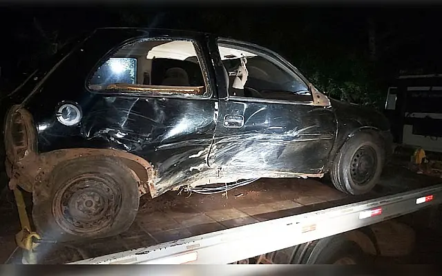 Motorista embriagado bate carro em árvore e acaba preso em Anastácio