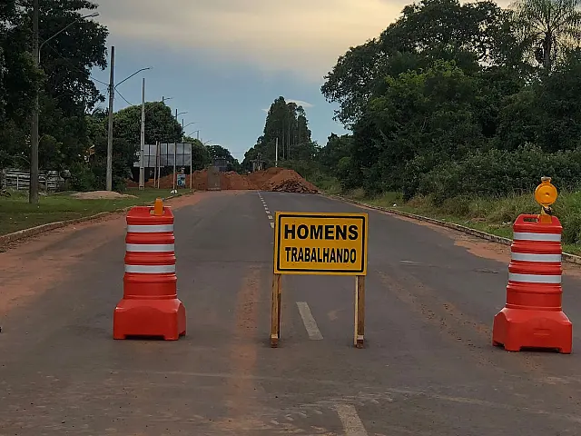 Obras de asfalto e esgoto interditam Rua Antônio Campelo