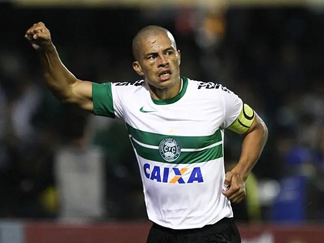 Alex comanda vitória do líder Coritiba sobre o Fluminense