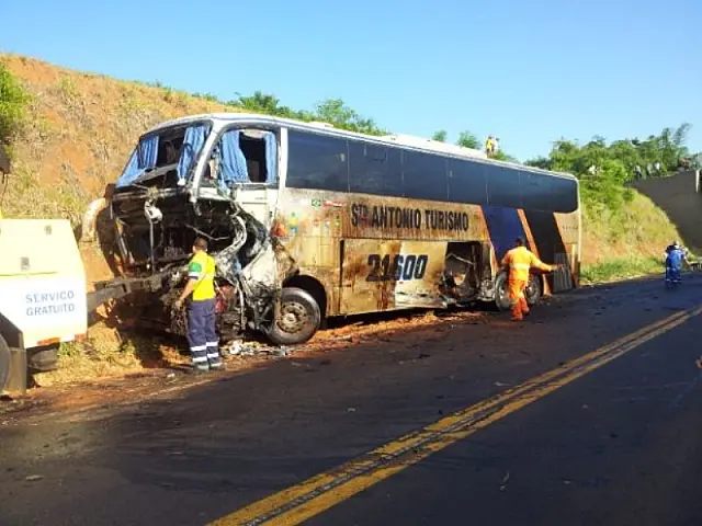 Batida entre caminhão e ônibus mata 6