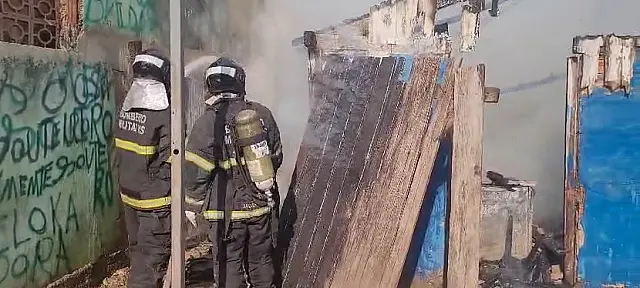 Casa é destruída pelo fogo em Corumbá