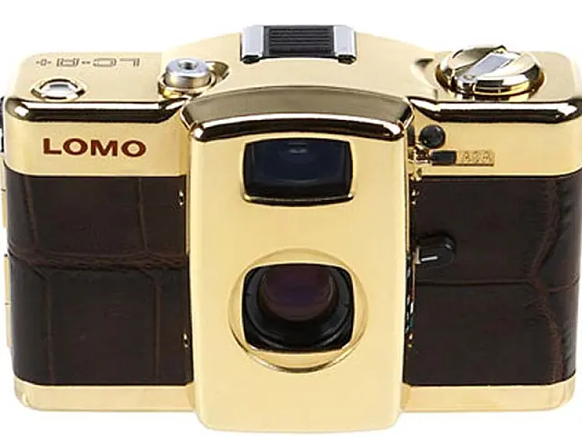 Lomo lança máquina fotográfica coberta de ouro